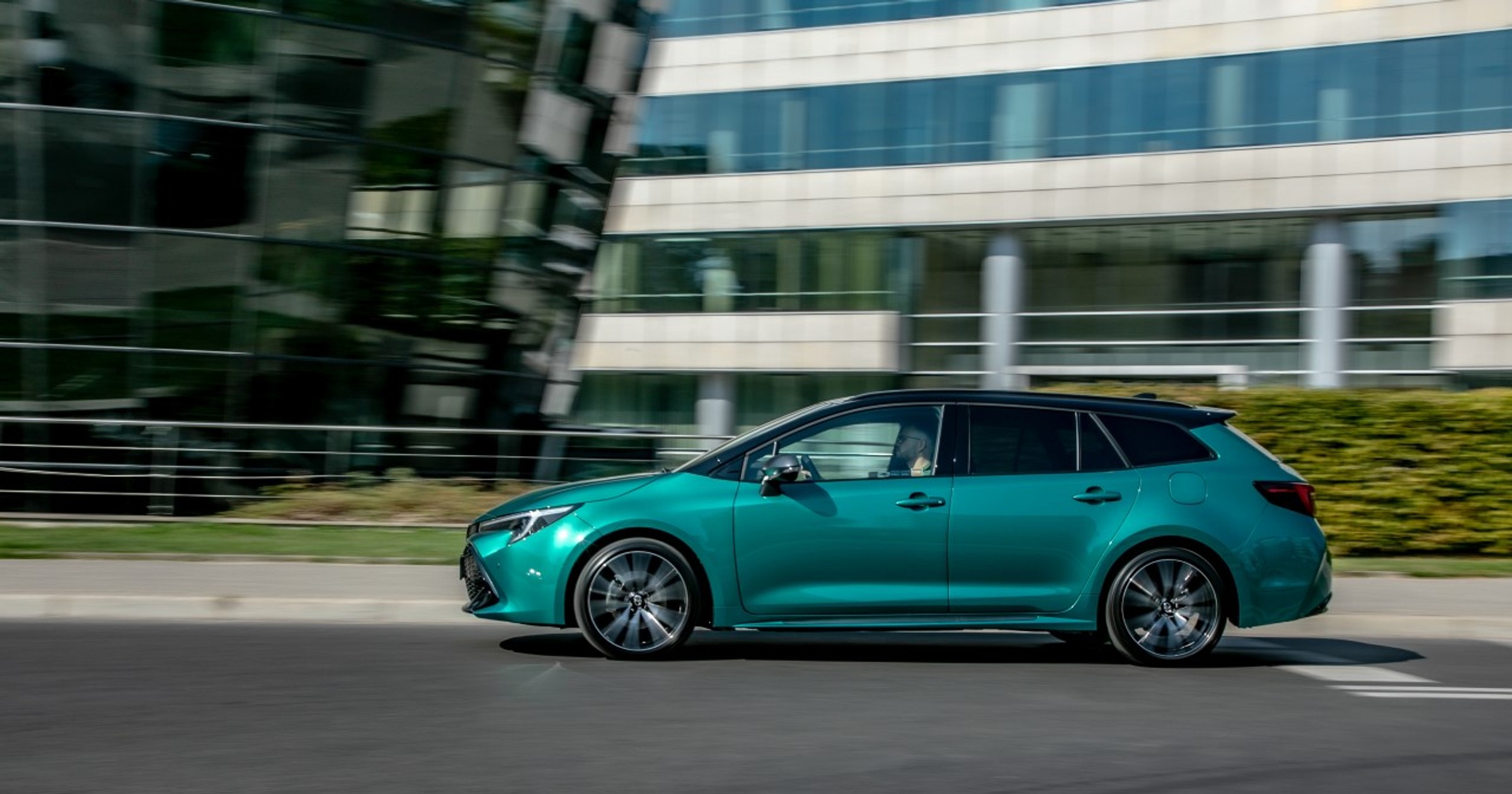 Toyota Corolla 2.0 Hybrid TS Kombi Super Green