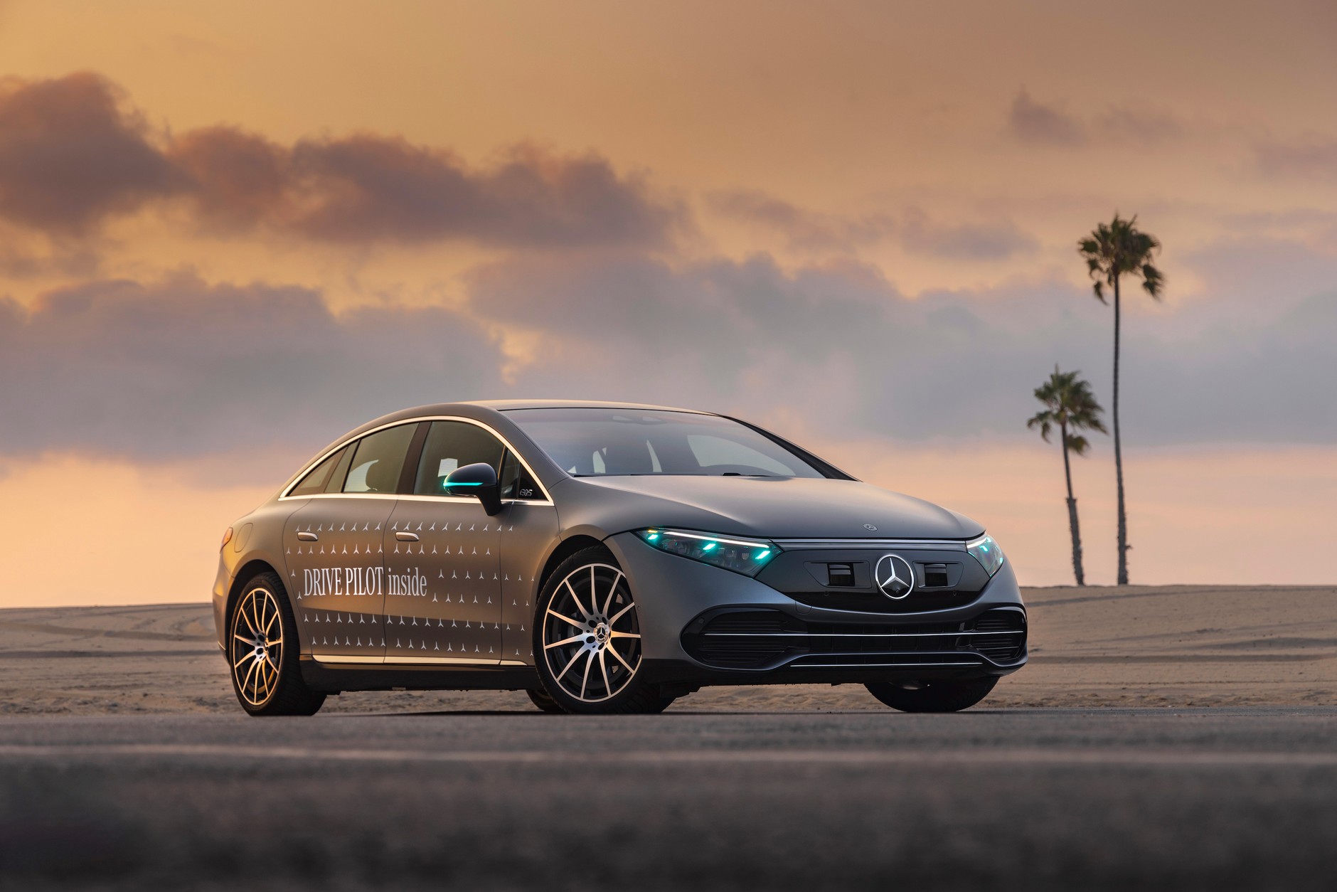 Nowe Mercedesy z turkusowymi światłami