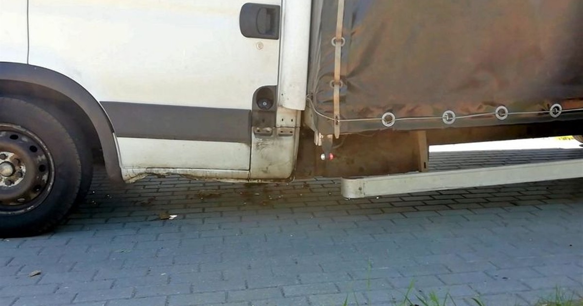 Przeciążony samochód dostawczy miał popękaną ramę