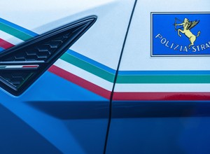 Policyjne radiowozy w tym państwie potrafią rozwinąć ponad 300 km na godz. Nieraz wiozły ładunek ratujący życie