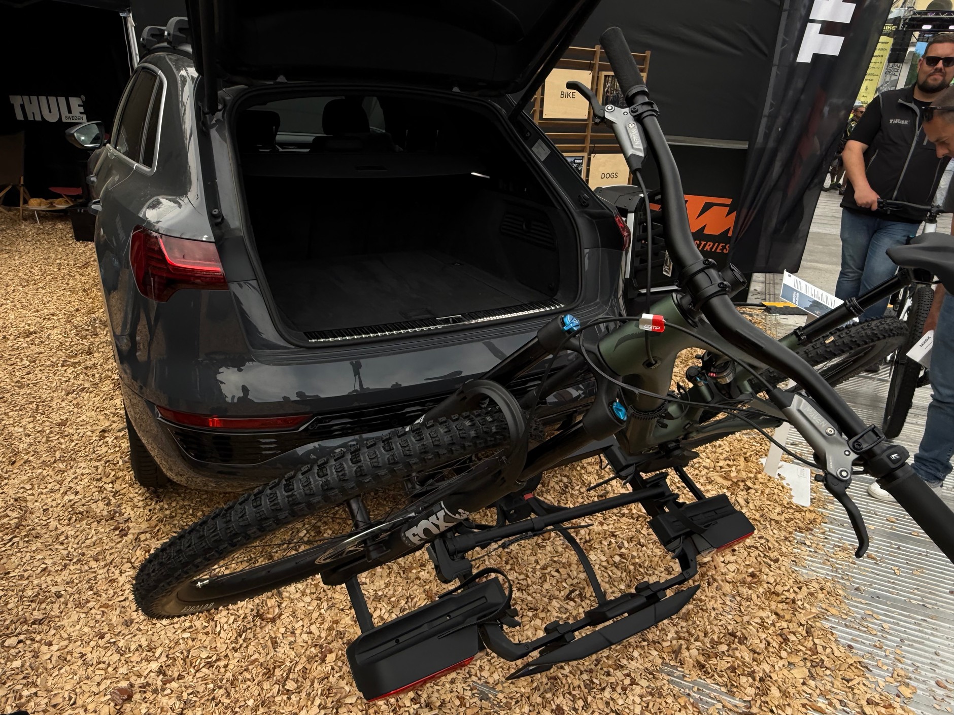 Bagażnik jest odchylany, przy czym blokadę pozwalającą na jego odchylenie zwalniamy ręką, a nie – jak zazwyczaj – nogą