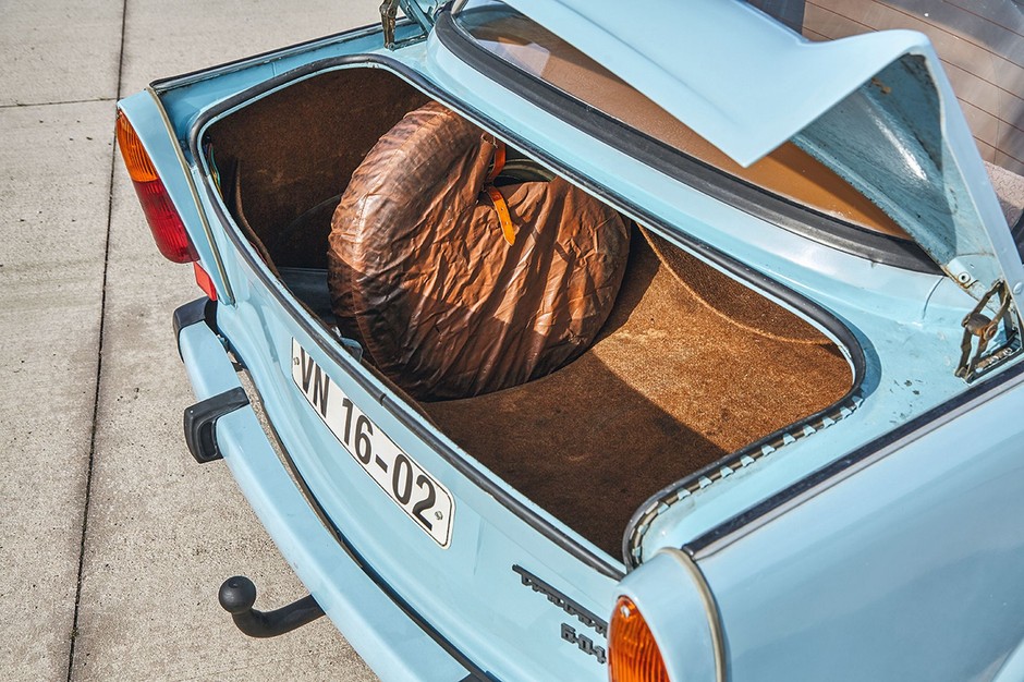 Trabant 601, w przeciwieństwie do Fiata 126p miał prawdziwy, pojemny bagażnik.