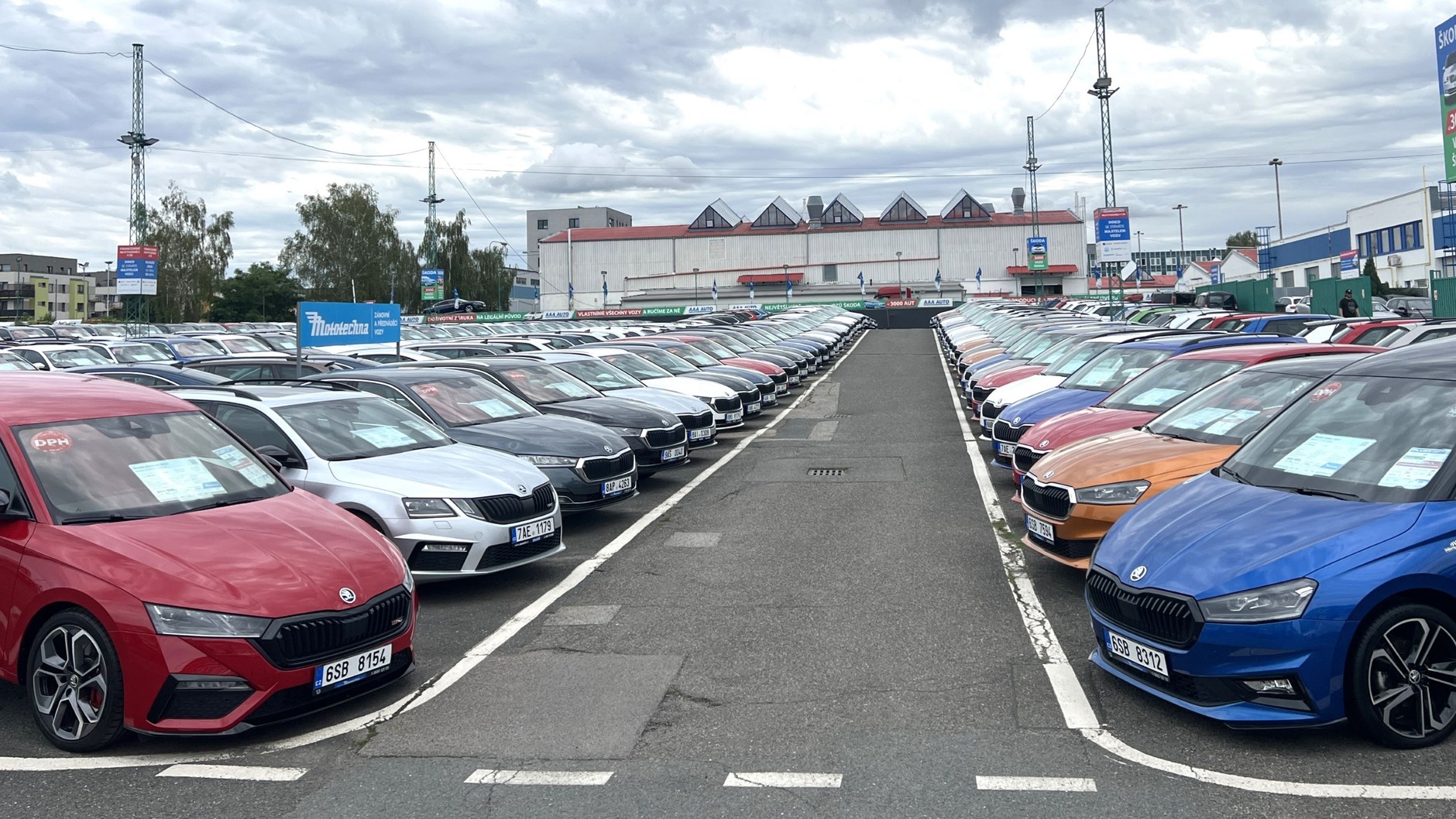 Salon sprzedaży samochodów używanych AAA Auto w czeskiej Pradze w dzielnicy Dolni Chabry. Sekcja Skody