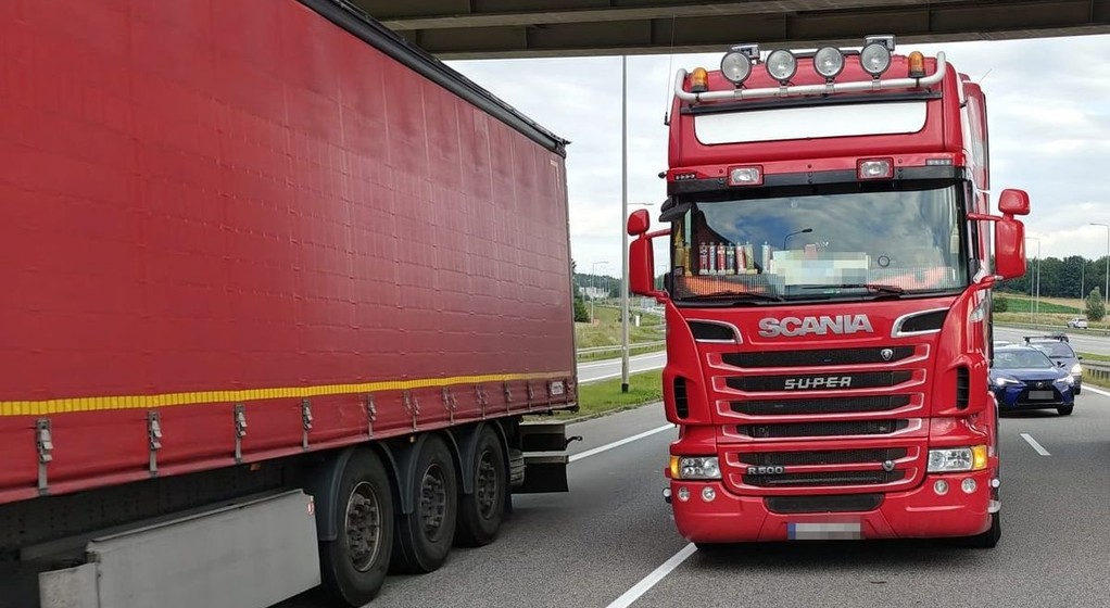 Zasnął za kierownicą tira na odbownicy