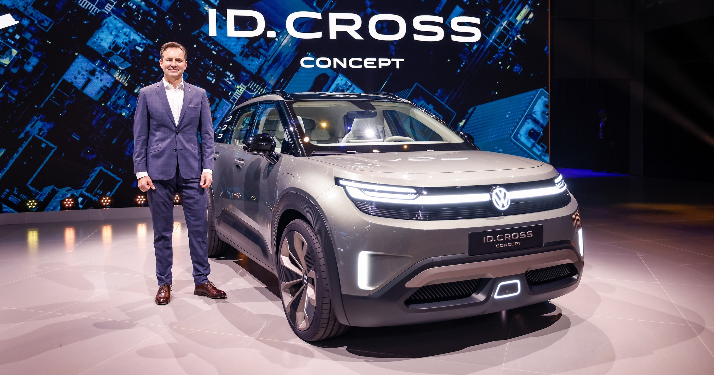 Thomas Schäfer, dyrektor generalny marki Volkswagen, obok zaprezentowanego modelu ID. Cross Concept
