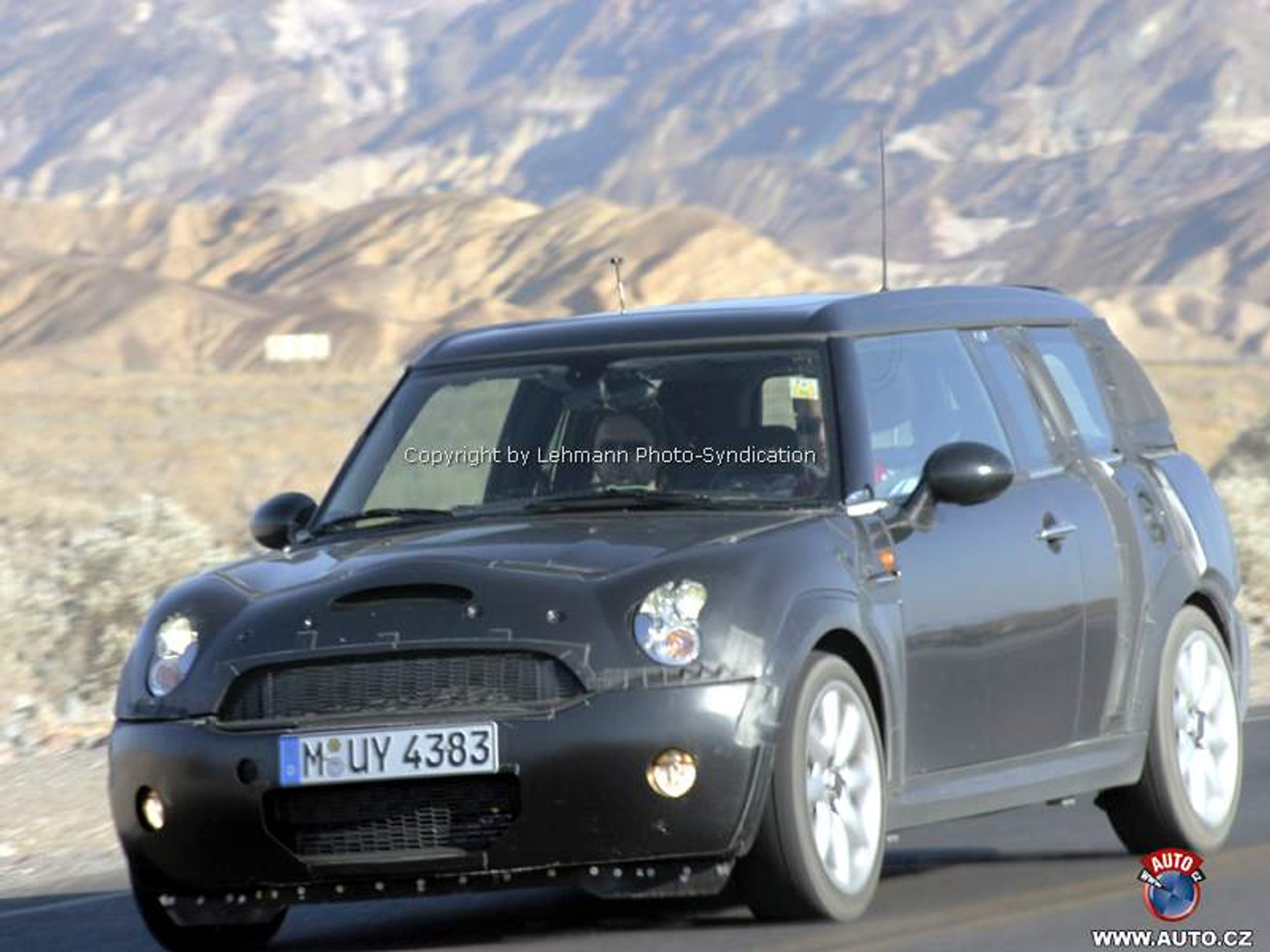 Nietypowe drzwi nowego kombi Mini Traveller