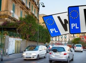 Zatrzęsienie polskich tablic we Włoszech. To nie szturm turystów z Polski – wyjaśniamy