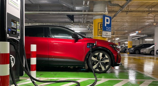 Co czwarty Polak nie chce auta elektrycznego. Nie zgadniesz, z jakiego powodu!