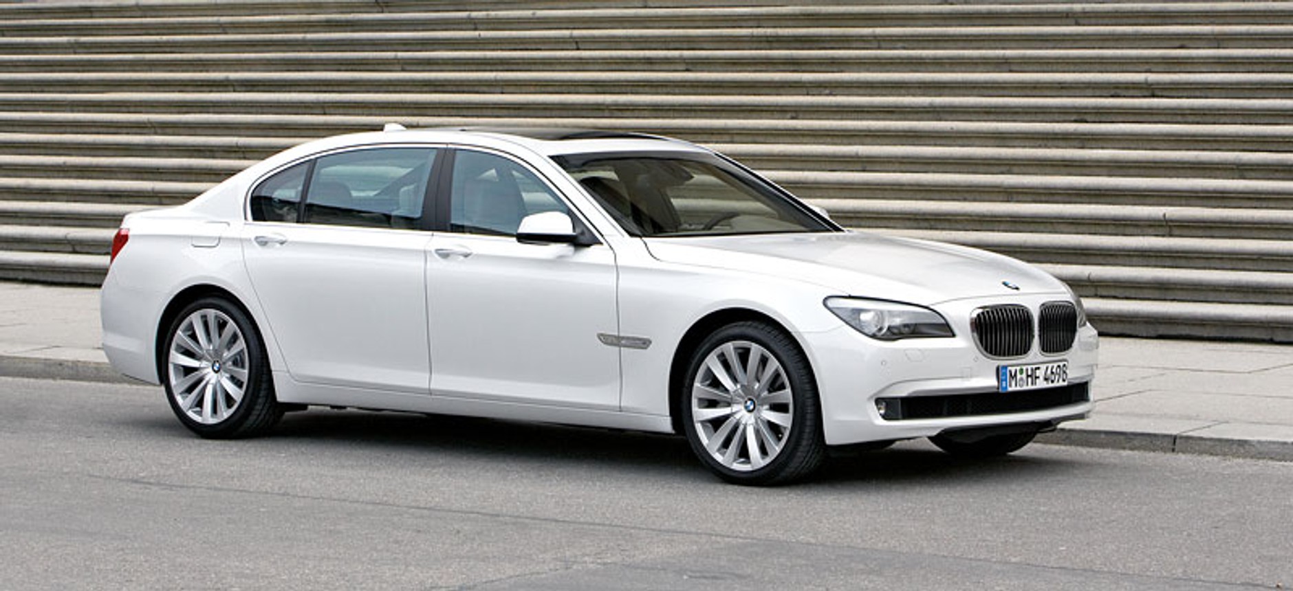 BMW 760i – nowy silnik 6,0 V12 i 8-biegowy automat