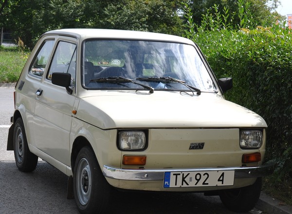 Tak jeździło się Fiatem 126p. Latająca klapa, rozruch na pych i inne "atrakcje"