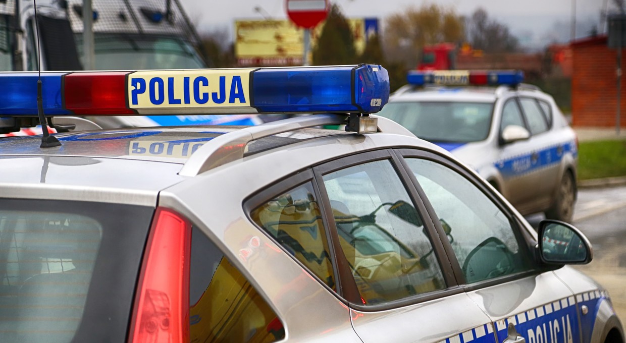 Kierowca miał udar, policjanci skuli go kajdankami