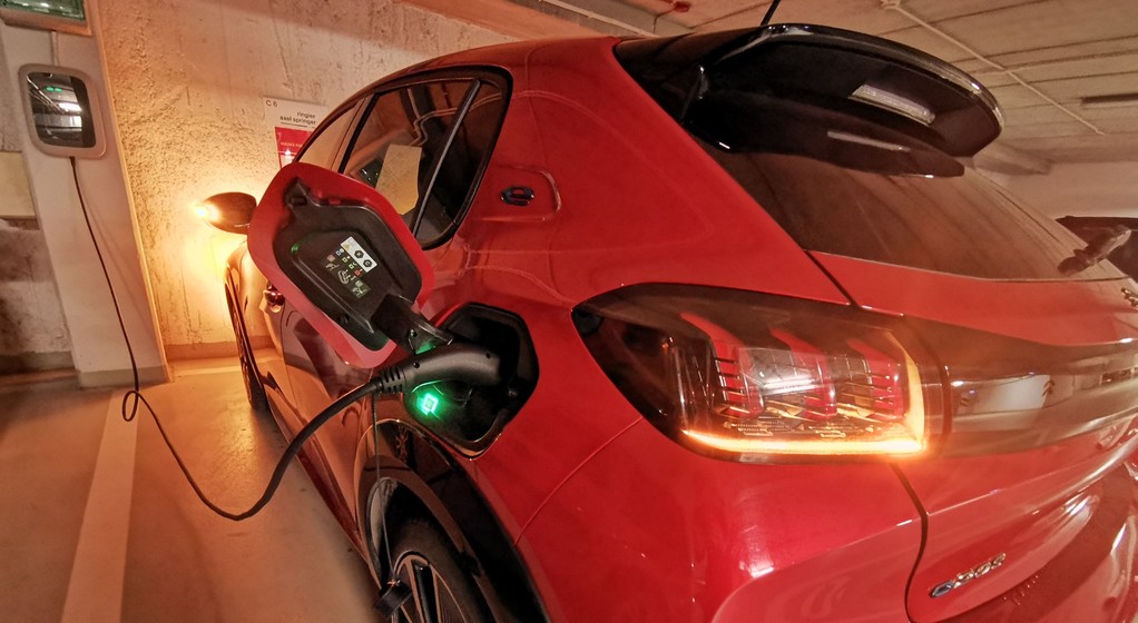 Ładowanie auta elektrycznego w garażu podziemnym