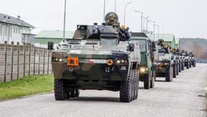 Kolumny wojskowe na drogach - czy są uprzywilejowane, jak i kiedy je wyprzedzać?