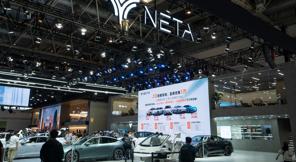 Neta to jedna z obiecujących chińskich marek samochodów na salonie motoryzacyjnym w Pekinie w 2024 r. Dziś już w stanie upadłości – to tylko jeden z przykładów, jak szybko narastają problemy na chińskim rynku