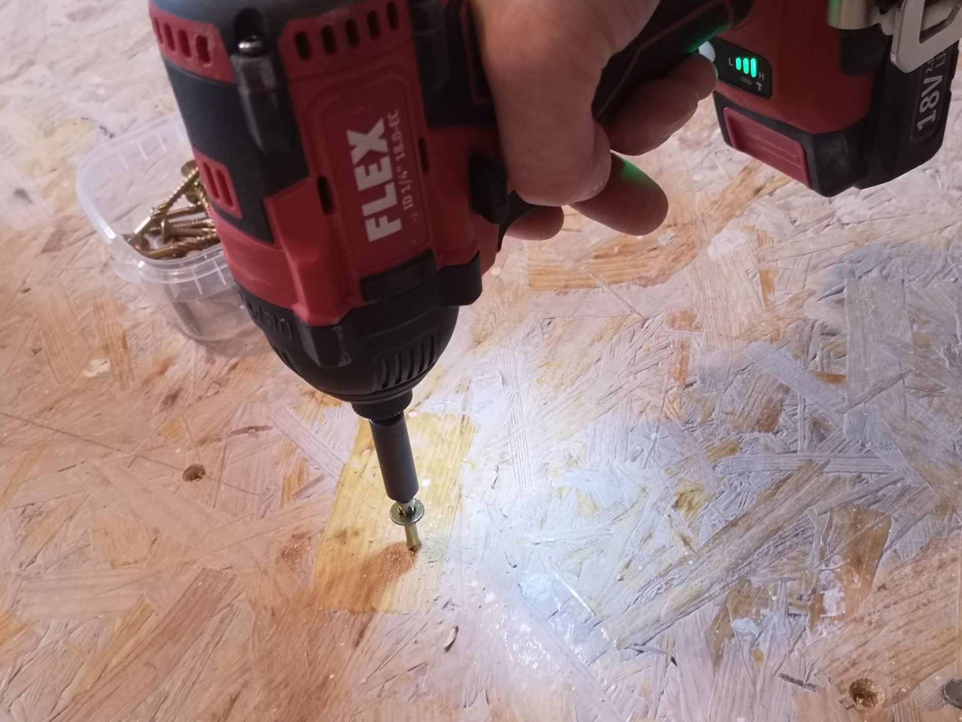 W pewnych sytuacjach zakrętarka zastępuje wkrętarkę. Różnice? zakrętarka oszczędza rękę, przeciążenia bierze na siebie, ale pracuje bardzo głośno