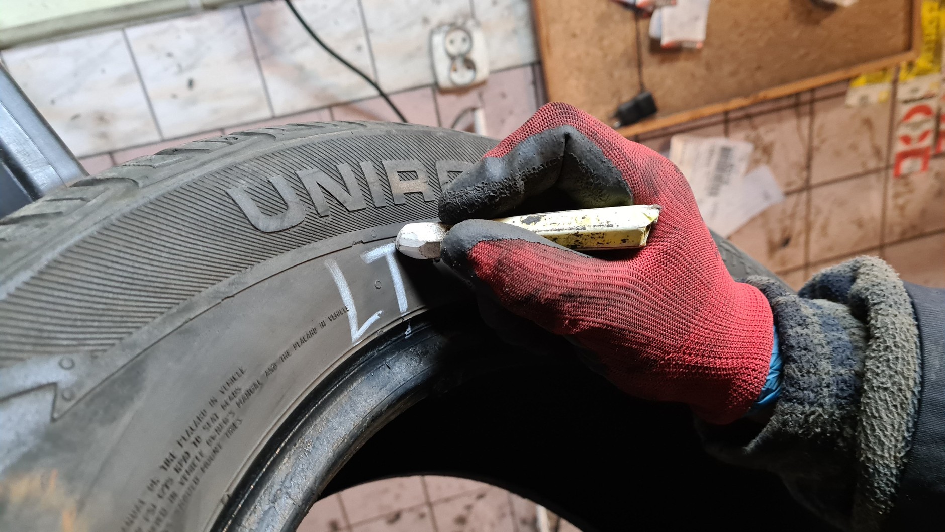 Opony oznacza się niekoniecznie po to, by zawsze jeździły w tym samym miejscu. Czasem wręcz przeciwnie: by zamieniać je miejscami zgodnie z przyjętym planem