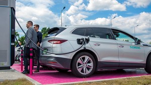 Producenci gotowi na zakaz sprzedaży aut spalinowych od 2035 r., infrastruktura nie