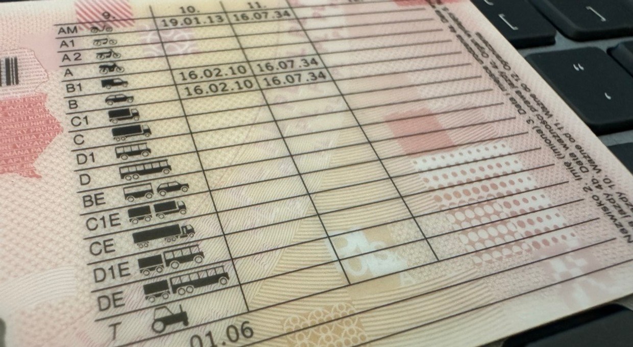 O tym powinni pamiętać kierowcy z wadą wzroku. Mandat 1500 zł a masz soczewki