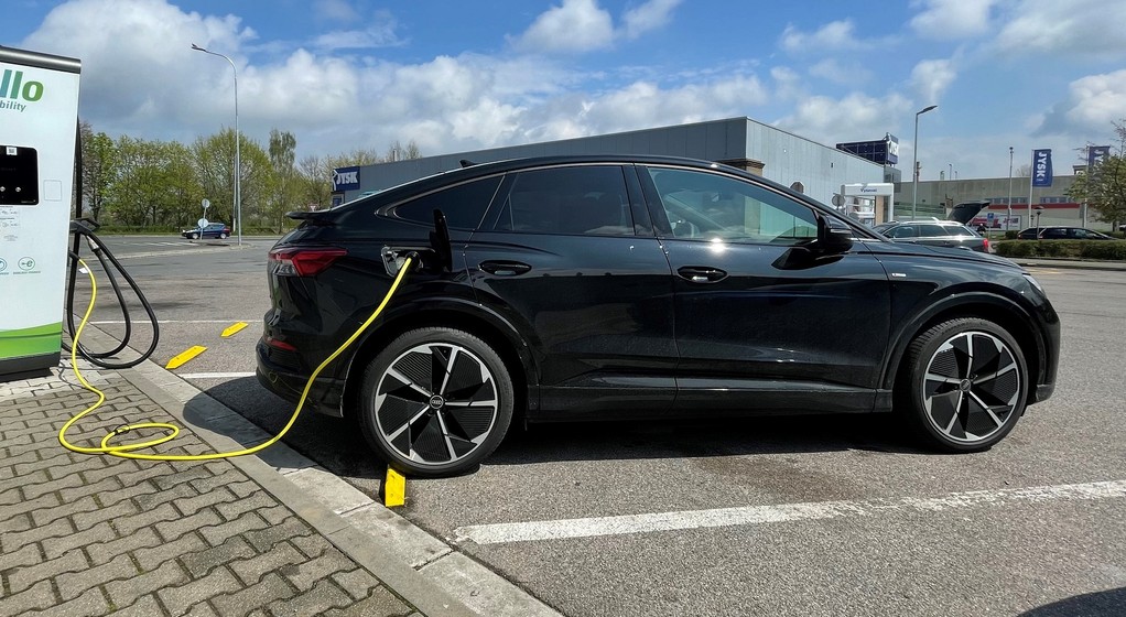 Testujemy koszty ładowania na trasie z Audi Q4 e-tron Sportback
