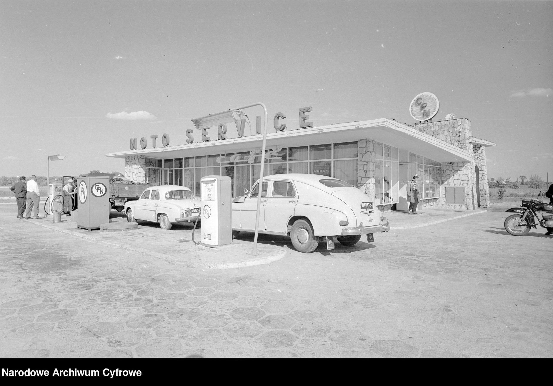 Stacja paliw w podwarszawskich Jankach, przełom lat 50. i 60. XX w.