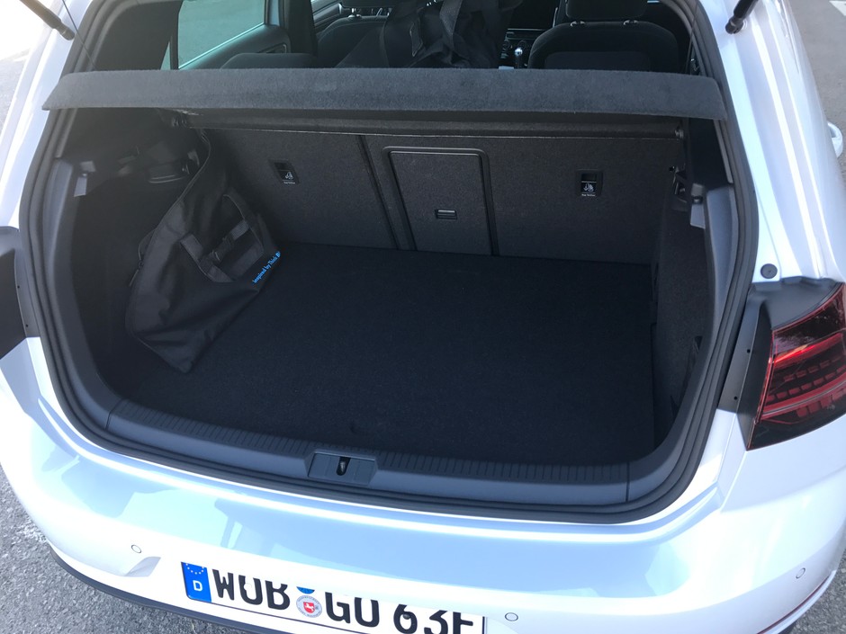 Golf GTE. Pod podłogą bagażnika zmieszczono akumulatory