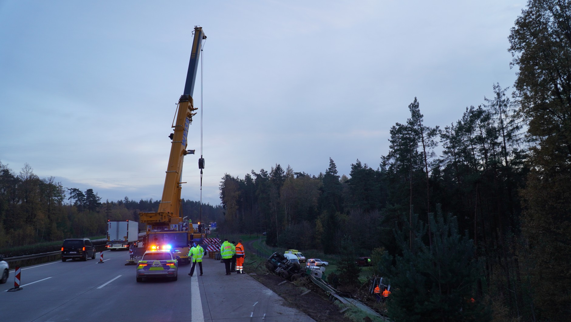 Ciężarówka przewożąca 30-metrowy tramwaj miała wypadek w Niemczech