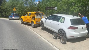 Policja zwraca teraz szczególną uwagę na zaparkowane auta. Mandat karny to nie wszystko