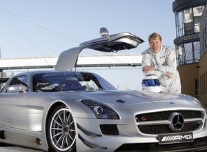 Mika Häkkinen za kierownicą Mercedesa SLS AMG GT3