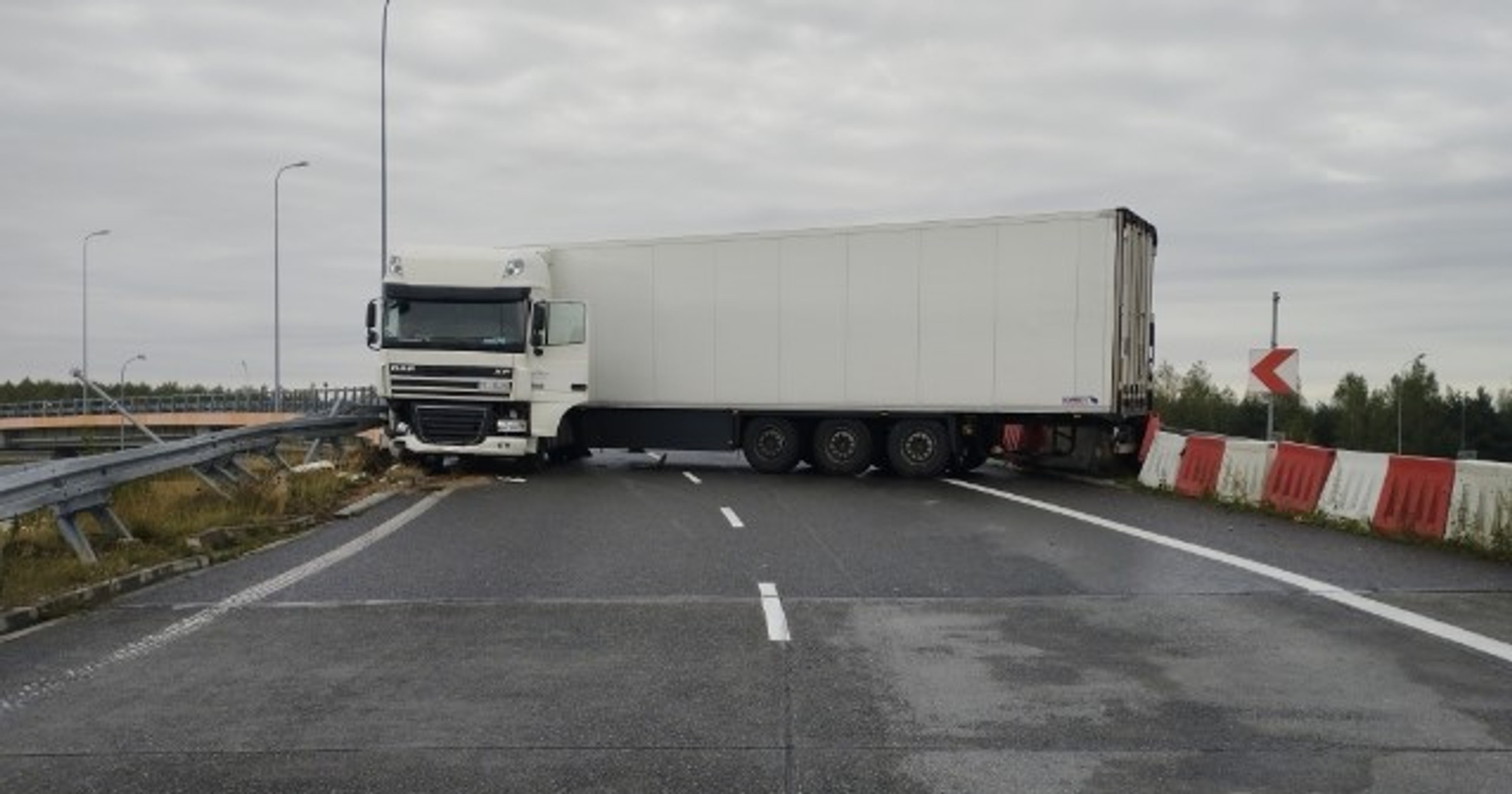 Po wypadku ciężarówka zablokowała ruch na drodze S8 na węźle Łódź Południe