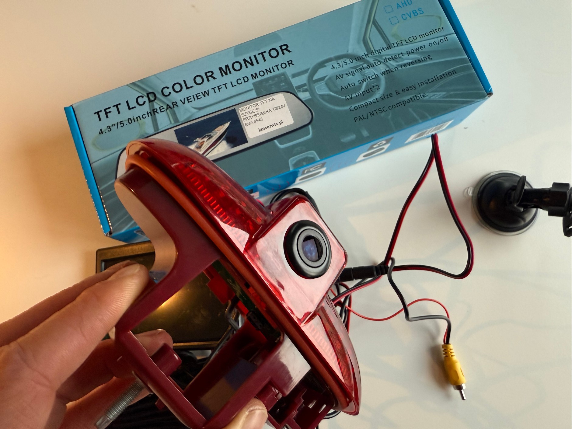 W zestawie znajduje się lampka stopu z kamerką – zastąpimy nią oryginalne światło stopu. Lampka-kamera świeci byle jak, ale to nie jest jej główne zadanie 