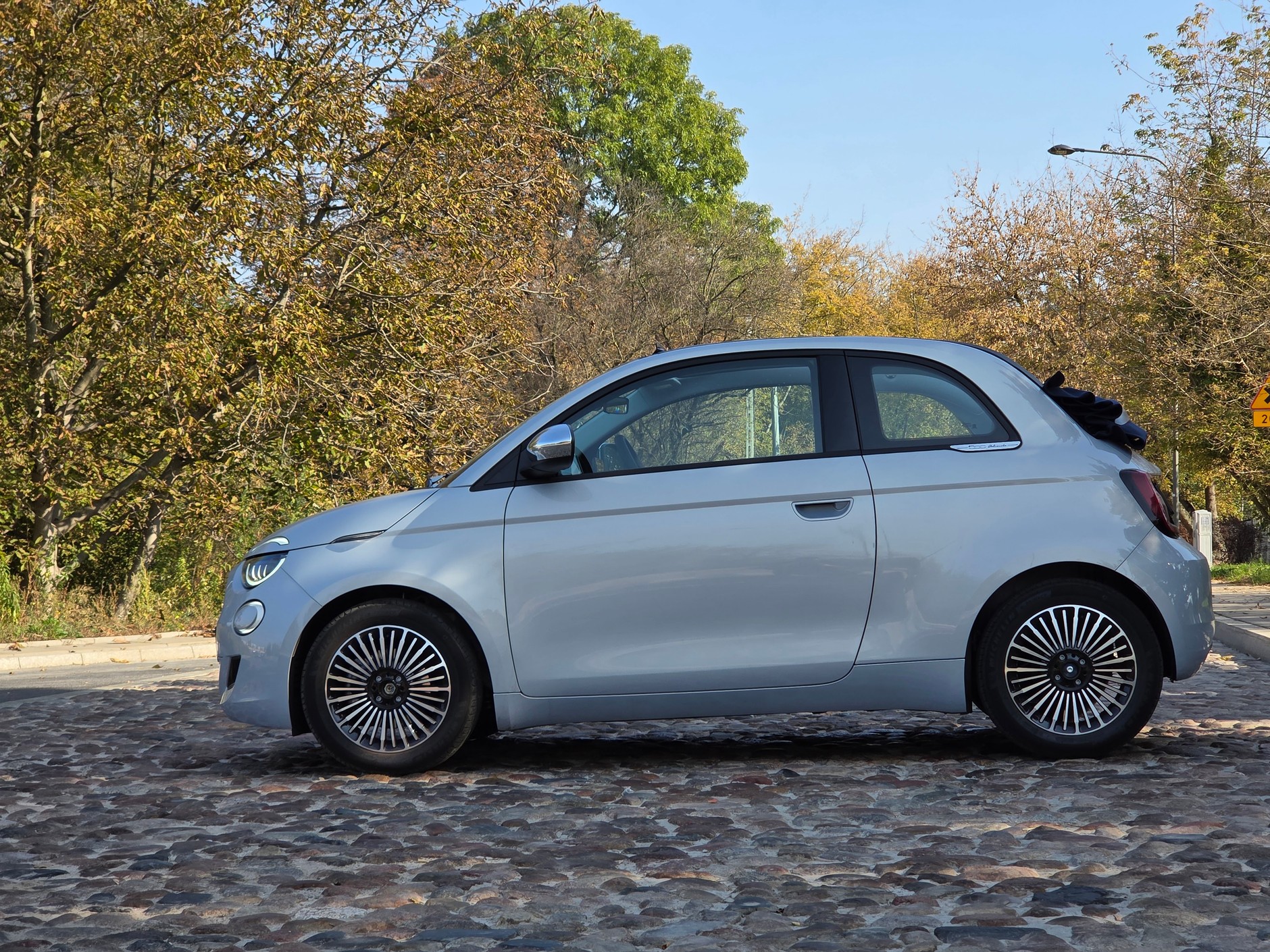 Fiat 500 Cabrio Hybrid trafił do redakcji akurat na polską złotą jesień. Bez dachu jeździ się naprawdę przyjemnie