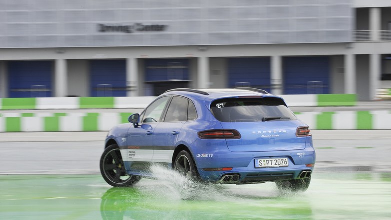 Przesiadka do Macana i test refleksu na tzw. szarpaku. Po przejechaniu fotokomórki mechanizm wprowadzał auto w poślizg na bardzo mało przyczepnej nawierzchni. Kierowca musiał błyskawicznie zorientować się w którym kierunku musi skontrować kierownicą, by opanować auto