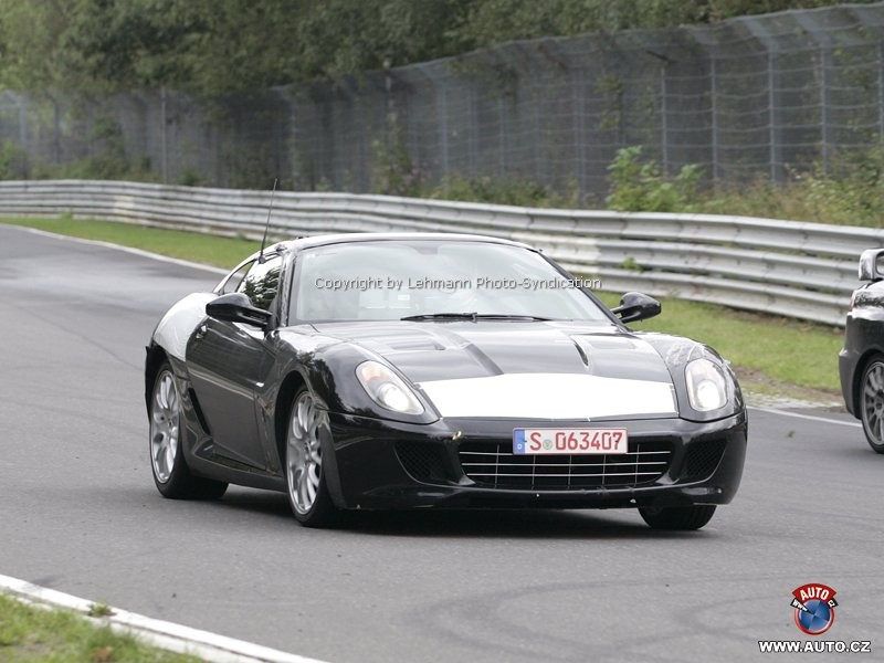 Zdjęcia szpiegowskie: Małe Ferrari Dino w runie dużego 599 Fiorano