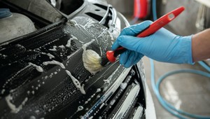 Czym się różni mycie detailingowe od wizyty na zwykłej myjni?