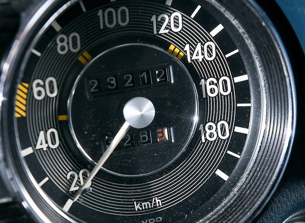 Autobahn i Mercedes 280 E W114 - czy klasyk osiągnie 200 km/h?