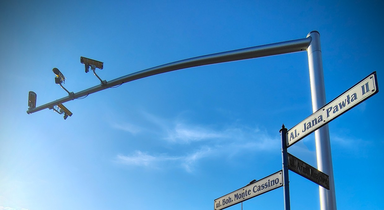 Aż osiem niepozornych kamer na jednym skrzyżowaniu. To nowy system pilnujący kierowców