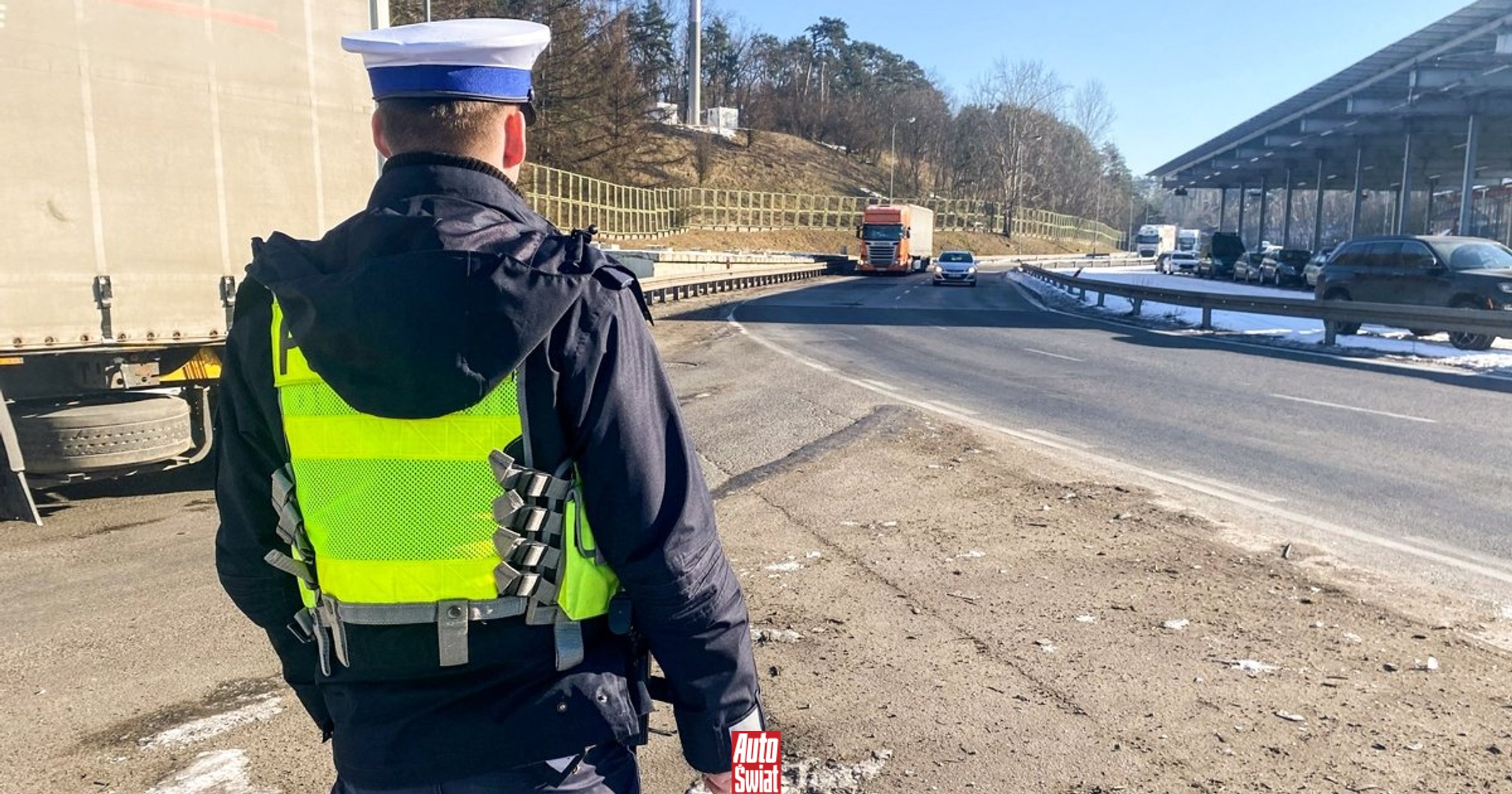 Specjalna akcja policji od samego rana. Kontrolują ciężarówki i busy w ...