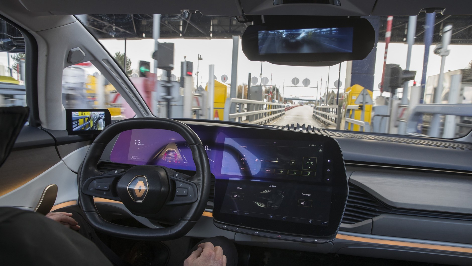 Renault Symbioz - samochód automatycznie rozpoznaje właściwy pas ruchu do pokonania bramek