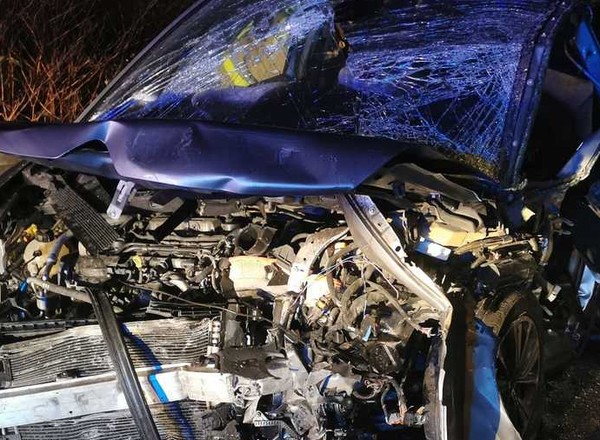 Renault zderzyło się z Citroenem. Policjanci przypadkiem znaleźli poszukiwanego