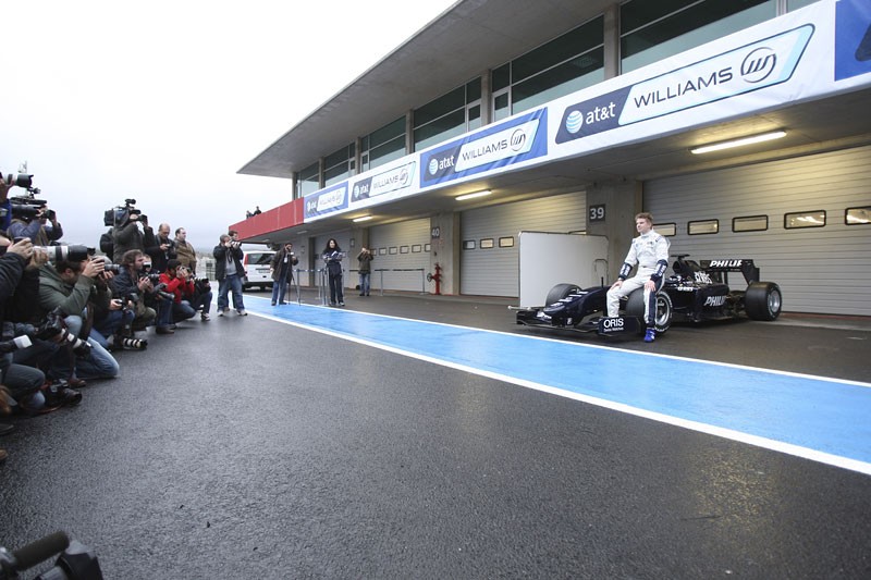 Formuła 1: Willimas FW31 jeszcze zamaskowany i... już uszkodzony! (fotogaleria)