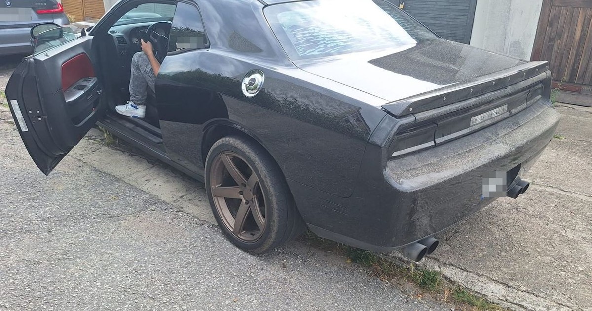 Policjanci zauważyli Dodge'a. Zaczęło się od głośnego wydechu