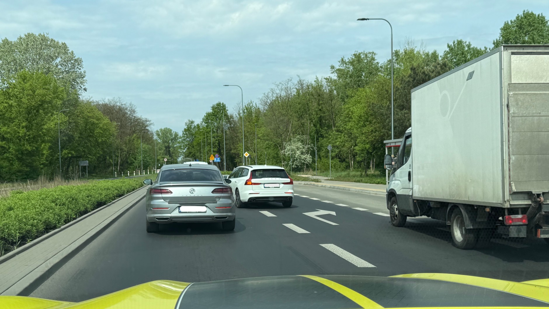 W tej sytuacji, wjeżdżając na lewy pas, można liczyć na grzeczność innych kierowców, a nie na ich obowiązek ustąpienia pierwszeństwa wynikający z przepisów