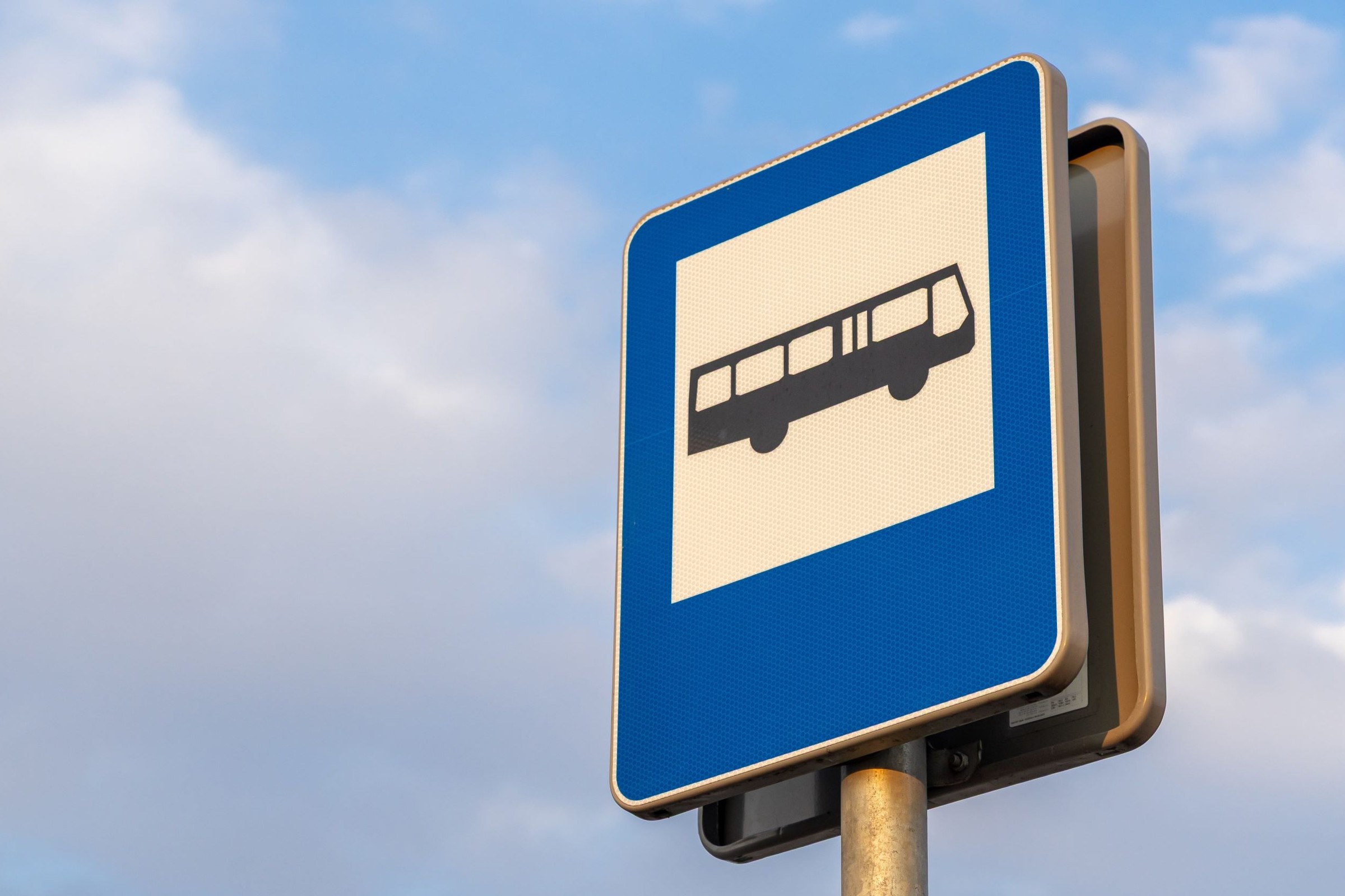 Kiedy musisz umożliwić kierowcy autobusu wyjazd z przystanku? Pięć warunków naraz, ale są wyjątki