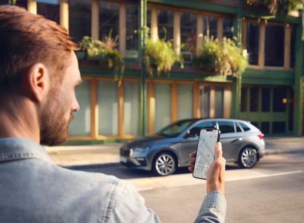 Smartfon jako pilot do samochodu. Tak dziś wygląda wakacyjna wygoda