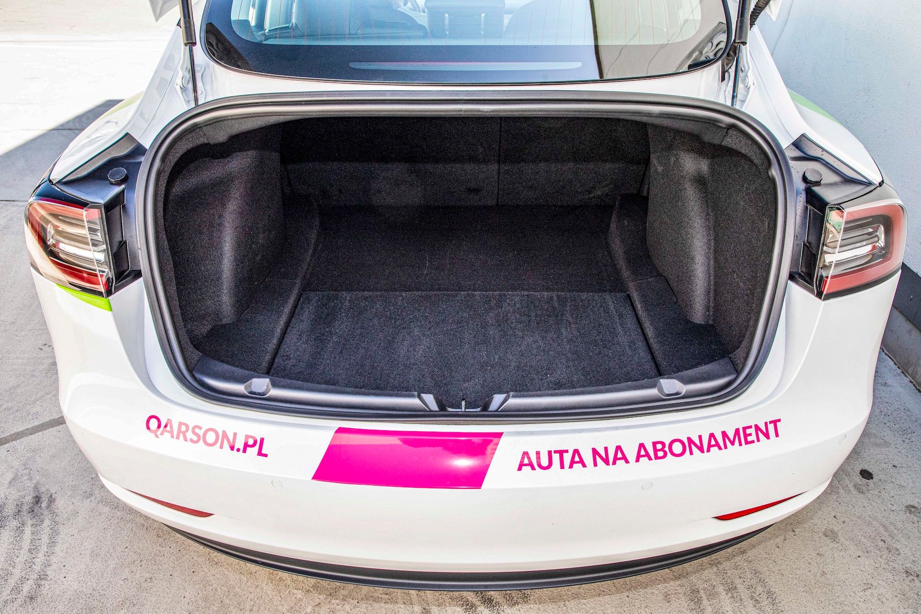 Tesla Model 3 to sedan! Mała klapa bagażnika ogranicza praktyczność.