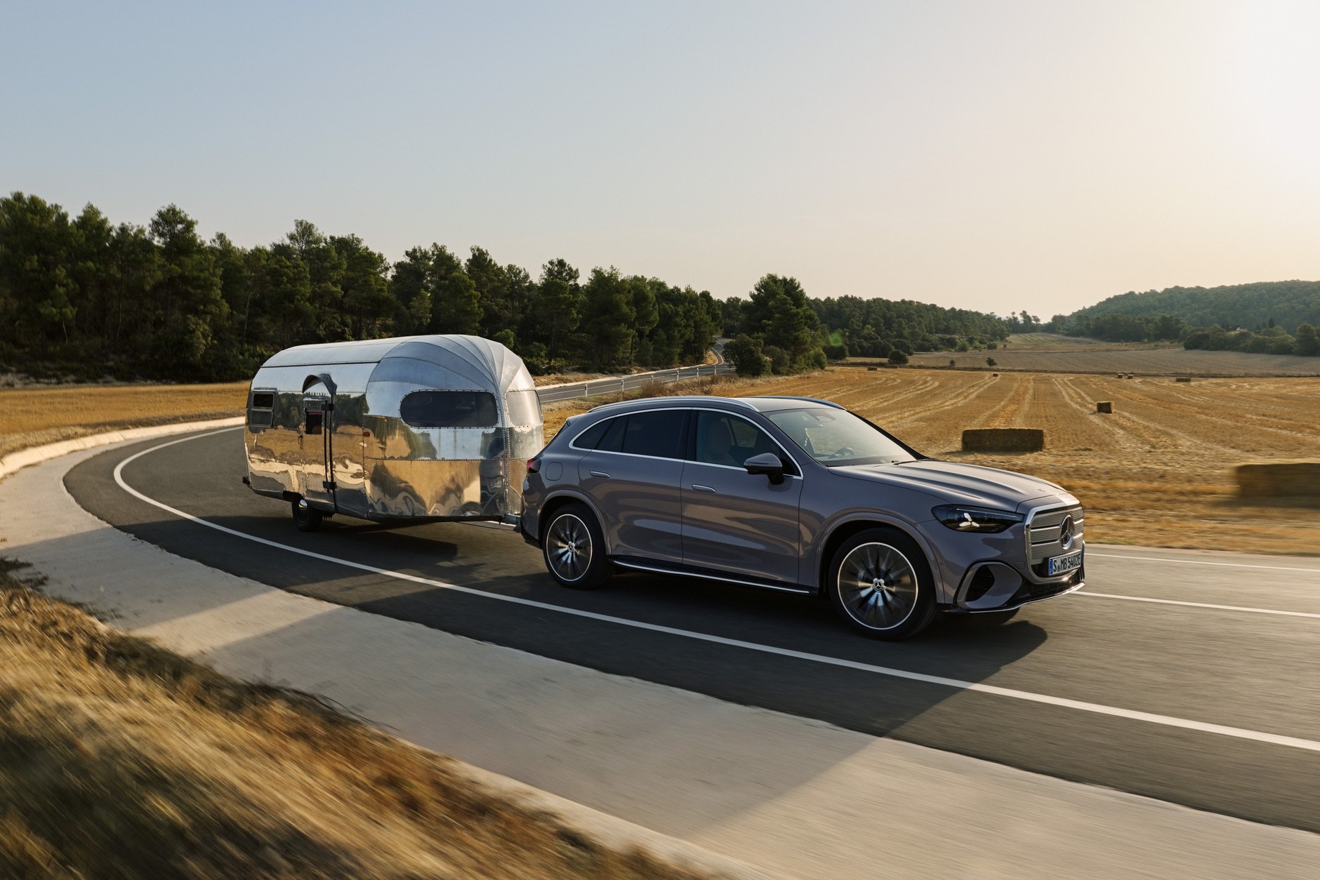 Elektryczny Mercedes-Benz GLC może holować przyczepy o masie do 2,4 t