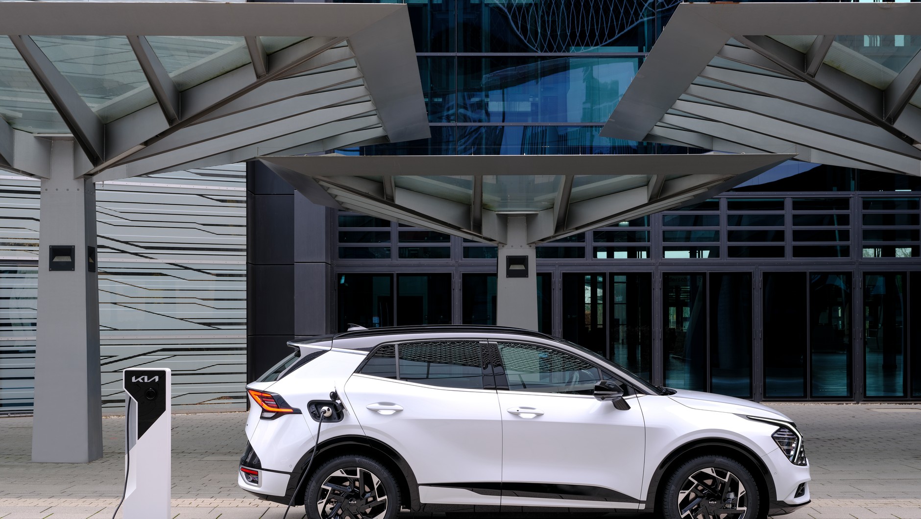 Akumulator Sportage PHEV ma dużą pojemność: to aż 13,8 kilowatogodziny.