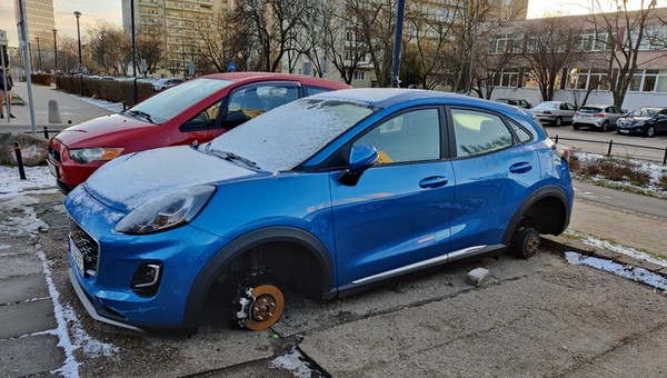 Samochód ze skradzionymi kołami