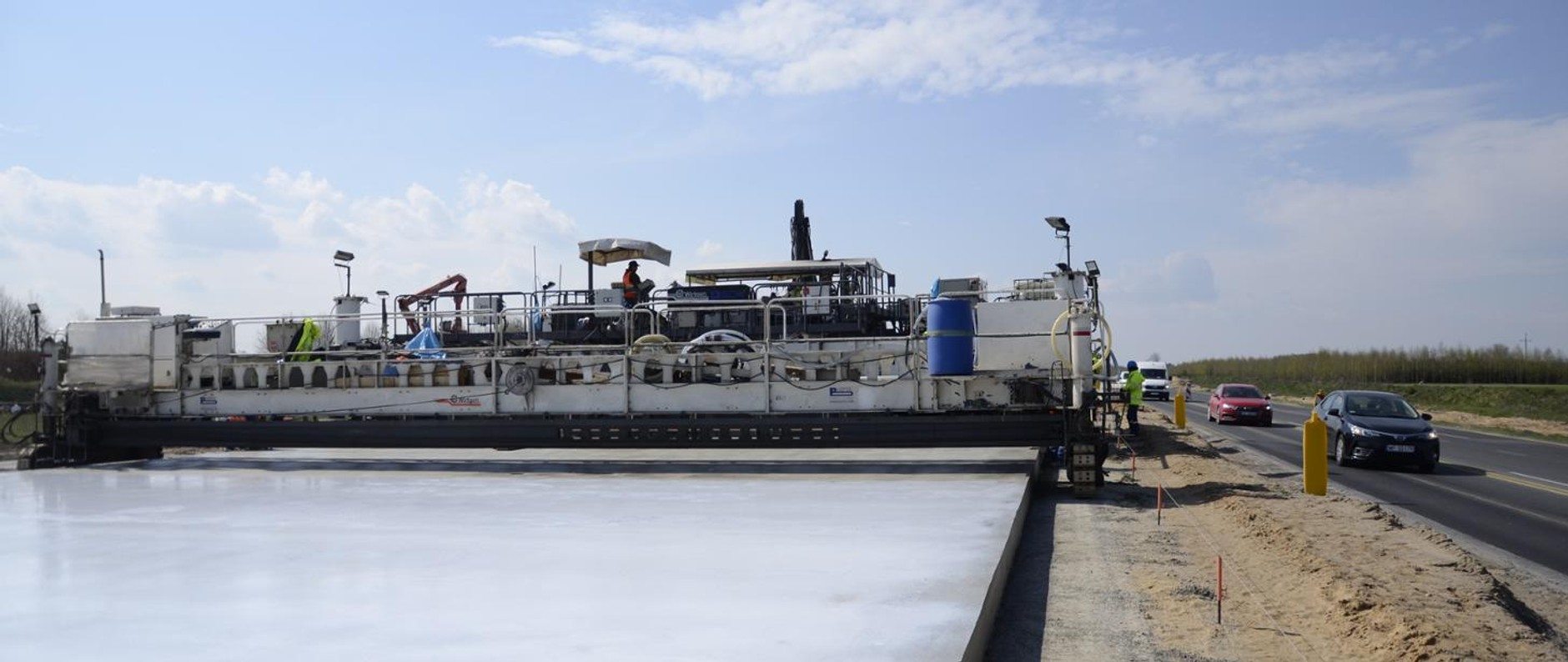 Budowa dróg — jaki rodzaj nawierzchni, tj. beton czy asfalt, częściej wybierają wykonawcy?