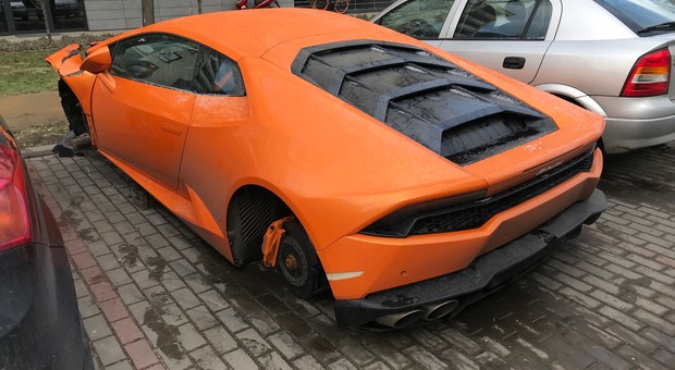 Z rozbitego w Warszawie Lamborghini ukradziono koła i znaczek
